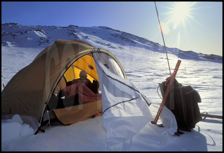 Jean Louis Étienne écrit le journal de bord dans sa tente igloo, au camp n° 4.