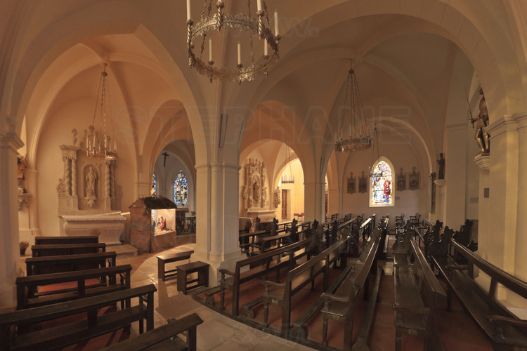 Domrémy, où est née Jeanne d'Arc le 6 janvier 1412. Intérieur de l'église Saint Rémi, où elle priait et fut baptisée.
