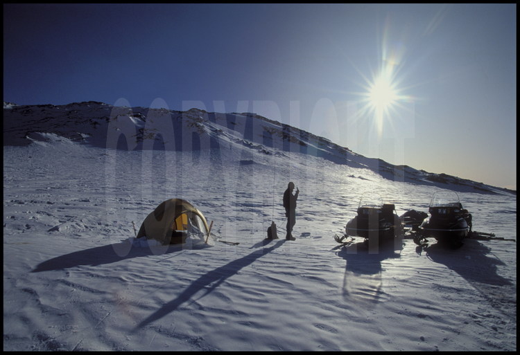 Depuis sa tente igloo, au camp n° 4, Jean Louis Étienne communique avec le bateau Antarctica, qui mouille pendant ce temps dans la baie de Mac Murdo.