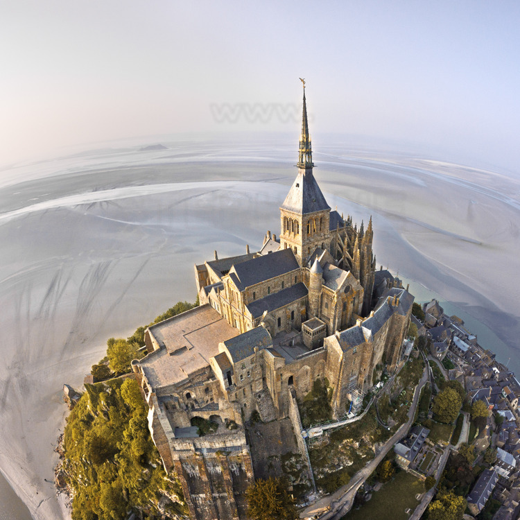 Vue générale du Mont Saint Michel depuis le sud ouest.
