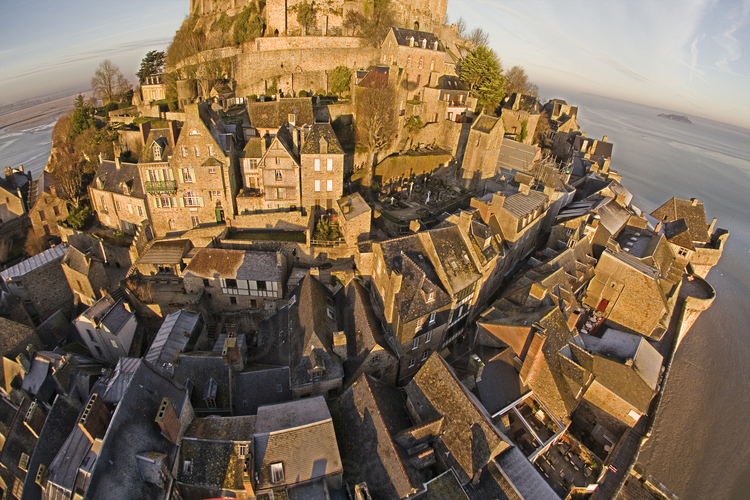 Le village du Mont St Michel vu du Sud. Vue aérienne réalisée depuis un ballon captif.