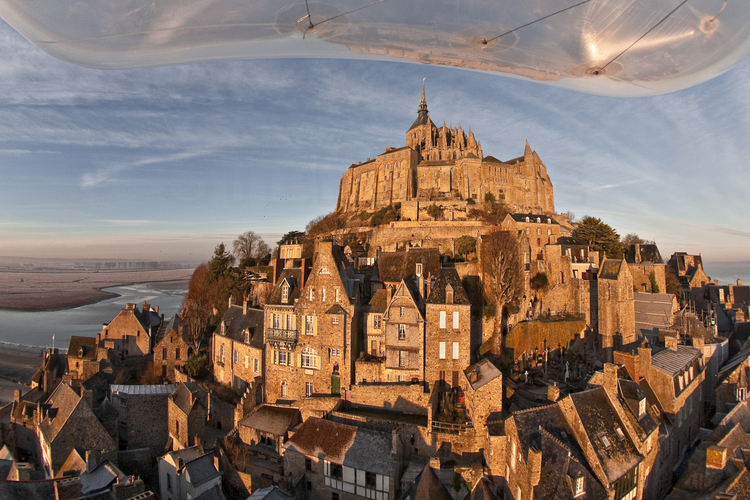 Le village et l'abbaye du Mont St Michel vu du Sud. Vue aérienne réalisée depuis un ballon captif. En haut de l'image, la partie extérieure du ballon-photo utilisé par les photos aériennes de ce reportage.