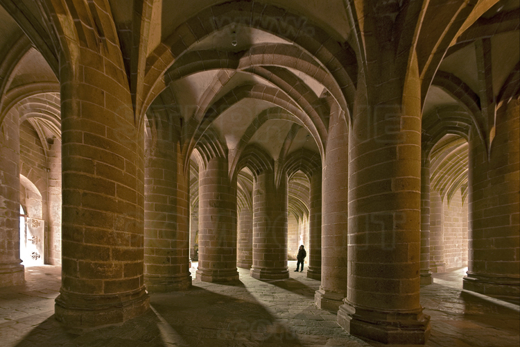 Située au second niveau de la Merveille, la crypte des Gros Piliers a été construite au XVe siècle pour soutenir le nouveau chœur de l'église abbatiale, après l'effondrement du chœur roman en 1421.