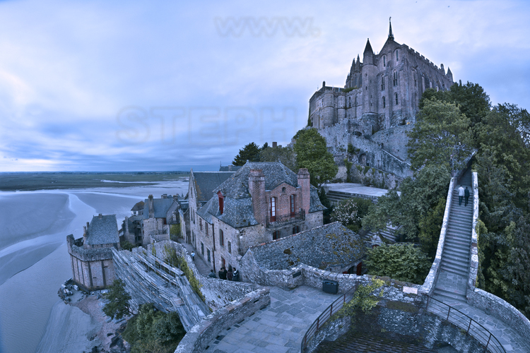At the northeast end of Mount Mont Saint Michel, the ramparts. In the background on the right, the chevet of the church.