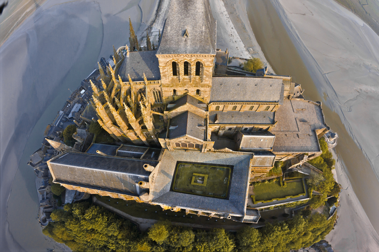 Le Mont Saint Michel vu depuis le nord. Au premier plan, le cloître.