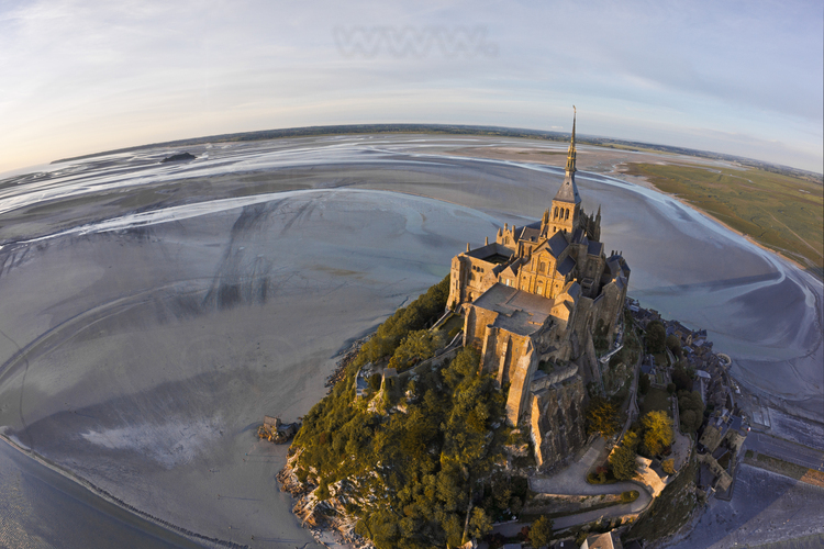 Overview of the Mont Saint Michel from the southwest. In the background on the left, the island of Tombelaine.