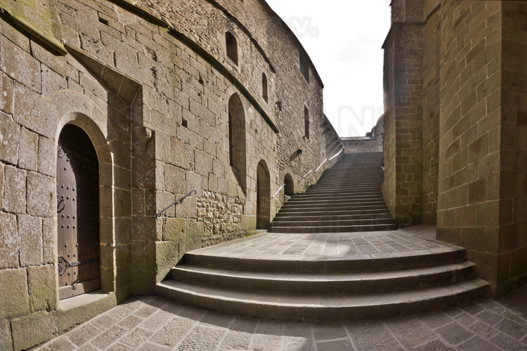 Au seuil de l'abbaye et de l'église, les marches donnant accès à l'abbatiale.