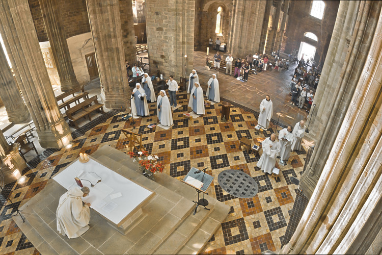 Dans le chœur de l'église abbatiale, moines et moniales durant la messe de midi.