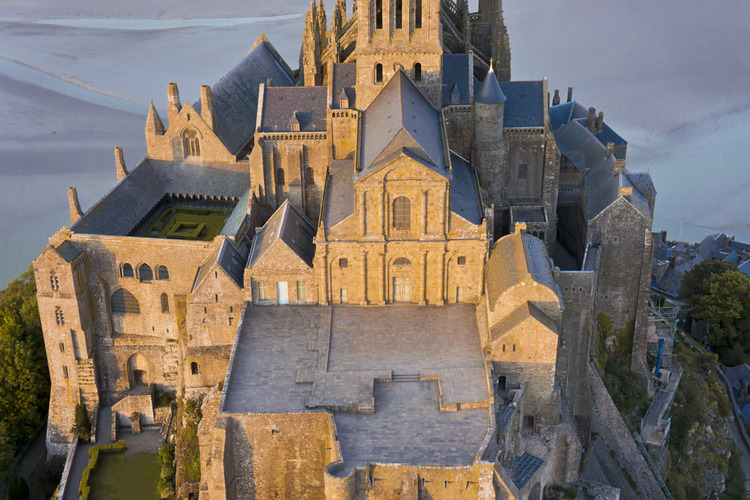 Le Mont Saint Michel vu depuis l'ouest. Au premier plan, la terrasse ouest.