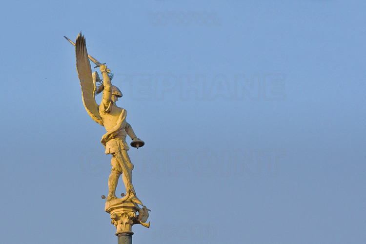 Surmontée de la statue de l'archange Saint Michel, la flèche de l'église abbatiale du Mont Saint Michel.