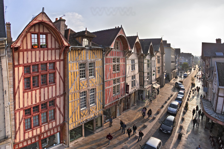 Dans le centre historique, les maisons médiévales longeant la rue Émile Zola. Altitude 12 mètres.