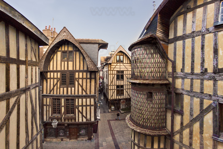 Dans le centre historique, les maisons médiévales au carrefour des rues Paillot de Montabert (en face) et Molé (à gauche et à droite). A droite, la Tourelle de l'Orfèvre. Altitude 8 mètres.