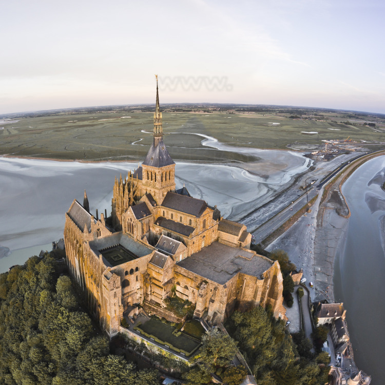 Vue générale du Mont Saint Michel depuis le nord ouest. Au premier plan, le cloître et la terrasse ouest.
