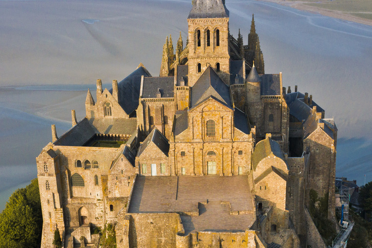 Vue générale du Mont Saint Michel depuis l'ouest. Au premier plan, la terrasse ouest. A gauche, le cloître.
