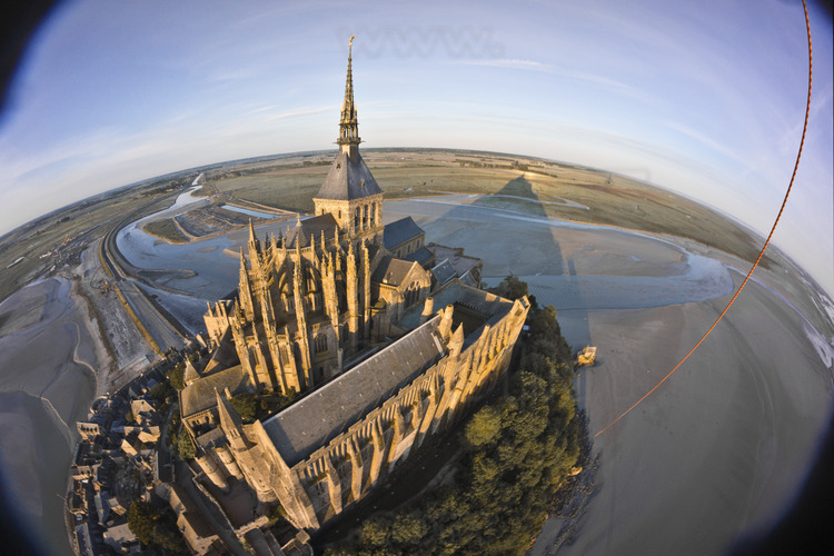 Overview of the Mont Saint Michel from the north east. In the foreground, the Wonder.