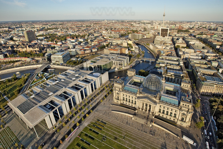 Reichstag et Bundestag.  Le tracé du mur jouxtait la face est du Reichstag. Conséquence de la réunification de l’Allemagne le 3 octobre 1990, le Bundestag (Diète Fédérale d’Allemagne) décidait, un an plus tard, de faire du Reichstag le siège du parlement à Berlin, la capitale restaurée de l’Allemagne réunifiée. Après une restauration complète du bâtiment original de 1894, le Bundestag se réunit en ce lieu le 19 avril 1999, dans un bâtiment spectaculairement restauré par Norman Foster. Le Reichstag a souffert de nombreuses dégradations et de destructions au cours du 20ème siècle. Apres la réunification et le transfert du Bundestag de Bonn à Berlin, il devint nécessaire d’équiper et de moderniser complètement le bâtiment languissant. L’architecte britannique Sir Norman Foster fut chargé de mener à bien le gigantesque projet de transformation, comprenant la désormais célèbre coupole en verre. La réunification officielle de l’Allemagne fut célébrée ici le 2 octobre 1990. Plus récemment, durant l’été 1995, les Berlinois et les visiteurs du monde entier affluèrent pour admirer l’expérience de l’emballage du Reichstag par l’artiste Christo. L’événement magique dura deux semaines comme un dernier adieu avant le début des travaux de restauration.
