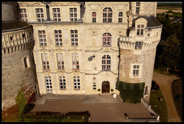 Château de Brissac : façade est. A l'origine un château-fort construit par le comte d'Anjou, au XIe siècle, son architecture en fait aujourd'hui le château le plus haut de France des châteaux de la Loire. Il compte sept étages au total, ainsi que 200 pièces.