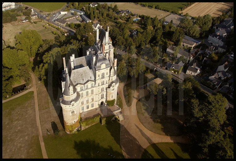 Le château de Brissac vu depuis l'est. A l'origine un château-fort construit par le comte d'Anjou, au XIe siècle, son architecture en fait aujourd'hui le château le plus haut de France des châteaux de la Loire. Il compte sept étages au total, ainsi que 200 pièces.
