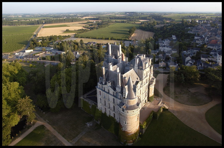 Le château de Brissac vu depuis le sud est. A l'origine un château-fort construit par le comte d'Anjou, au XIe siècle, son architecture en fait aujourd'hui le château le plus haut de France des châteaux de la Loire. Il compte sept étages au total, ainsi que 200 pièces.
