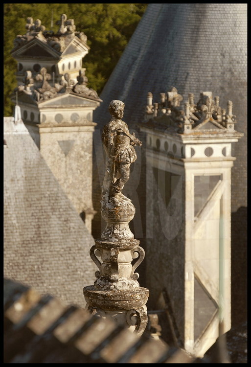 Château de Chambord : cheminées. L'édifice abrite autant de cheminées (365 !) que de jours dans l'année. Classé au patrimoine mondial de l'Unesco depuis 1981, Chambord est le plus vaste des châteaux du val de Loire et constitue l'un des chefs-d'œuvre architecturaux de la Renaissance : 156 m de façade, 426 pièces, 77 escaliers, 365 cheminées et 800 chapiteaux sculptés.