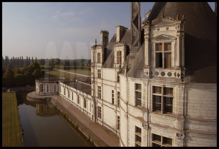 Château de Chambord : Aile est. Classé au patrimoine mondial de l'Unesco depuis 1981, Chambord est le plus vaste des châteaux du val de Loire et constitue l'un des chefs-d'œuvre architecturaux de la Renaissance : 156 m de façade, 426 pièces, 77 escaliers, 365 cheminées et 800 chapiteaux sculptés.