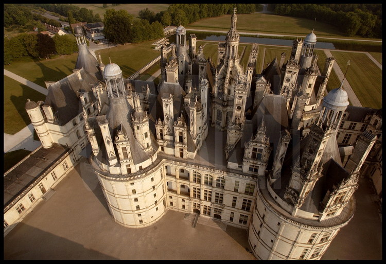 Les toits du château de Chambord vus depuis le Sud. Classé au patrimoine mondial de l'Unesco depuis 1981, Chambord est le plus vaste des châteaux du val de Loire et constitue l'un des chefs-d'œuvre architecturaux de la Renaissance : 156 m de façade, 426 pièces, 77 escaliers, 365 cheminées et 800 chapiteaux sculptés.