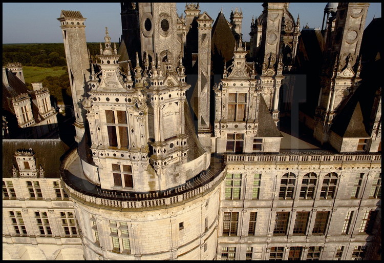 Château de Chambord : Aile est de la façade Nord. Classé au patrimoine mondial de l'Unesco depuis 1981, Chambord est le plus vaste des châteaux du val de Loire et constitue l'un des chefs-d'œuvre architecturaux de la Renaissance : 156 m de façade, 426 pièces, 77 escaliers, 365 cheminées et 800 chapiteaux sculptés.