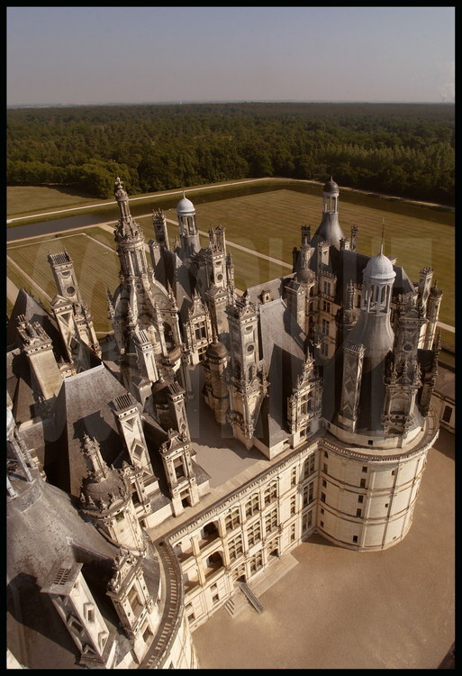 Les toits du château de Chambord vus depuis le Sud Ouest. Classé au patrimoine mondial de l'Unesco depuis 1981, Chambord est le plus vaste des châteaux du val de Loire et constitue l'un des chefs-d'œuvre architecturaux de la Renaissance : 156 m de façade, 426 pièces, 77 escaliers, 365 cheminées et 800 chapiteaux sculptés.