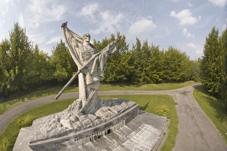 Bataille de Verdun : Monument et sculpture du Mort-Homme, près du village de Chattencourt. Cette statue du sculpteur Jacques Froment-Meurice fut érigée par les anciens de la 69e division d'infanterie. Se dégageant de son suaire, debout, le squelette du soldat pousse son cri de victoire. Il porte sur un bras un drapeau, symbole de la nation pour laquelle il s'est sacrifié, de l'autre bras il brandit le flambeau de la victoire. Sur le socle du monument, la formule « Ils n'ont pas passé », rappelle le sacrifice des combattants français pour la possession et la conservation de cette colline observatoire de la rive gauche de la Meuse, site stratégique pour les deux camps.
*** Local caption ***
Battle of Verdun : Monument and sculpture of Mort Homme, near the village of Chattencourt. This statue of the sculptor Jacques Froment-Meurice was built by the elders of the 69th Infantry Division. Emerging from his shroud, standing, the skeleton of the soldier cries out for victory. It focuses on an arm a flag, a symbol of the nation for which he sacrificed himself, the other arm he holds the torch of victory. On the base of the monument, the phrase 