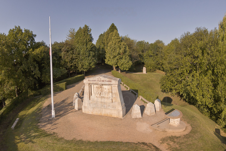Crête des Eparges : Le monument du Point X, au pied duquel butèrent les troupes françaises pendant toute la guerre, jusqu'à l'arrivée des troupes américaines en 1918. Sur le flanc nord du monument est rappelé le sacrifice de 