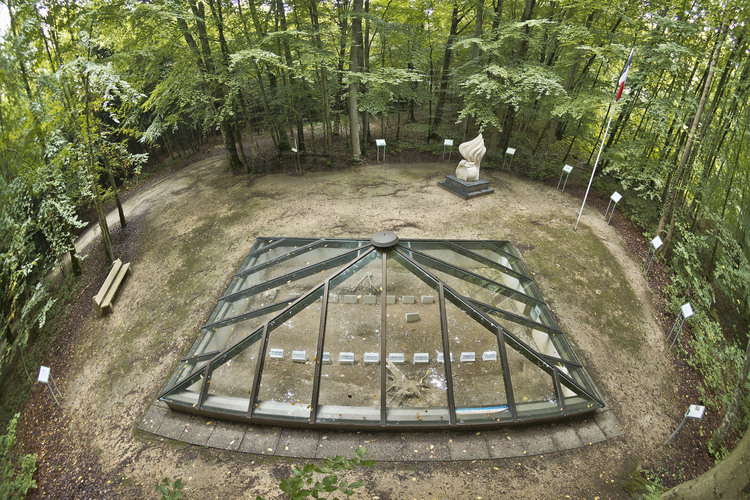 Site of Eparges : In the middle of the forest of Calonne, an common grave, covered with a glass pyramid, shows the location where the bodies of the french writer Alain Fournier of his twenty comrades, killed in action September 22, 1914, were discovered only in 1991 after more than 70 years of an enigmatic disappearance. They are lying upside down in a mass grave excavated by the Germans. Today, they are buried in the cemetery of the village of Saint Remy la Calonne (photo 216). Top right, the monument by the sculptor Henri-Patrick Stein, dedicated to the author of 