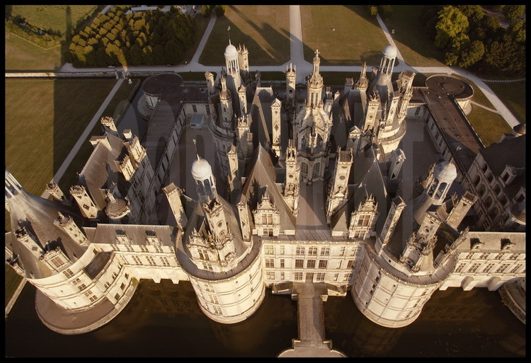 Les toits du château de Chambord vus depuis le Nord. Classé au patrimoine mondial de l'Unesco depuis 1981, Chambord est le plus vaste des châteaux du val de Loire et constitue l'un des chefs-d'œuvre architecturaux de la Renaissance : 156 m de façade, 426 pièces, 77 escaliers, 365 cheminées et 800 chapiteaux sculptés.