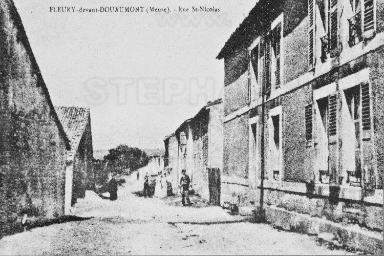 Bataille de Verdun : Rue principale du village de Fleury devant Douaumont avant la Grande Guerre. Au printemps 1916, ce village stratégique pour les deux camps est pris et repris 16 fois par les soldats français et les allemands, ce qui témoigne de l'intensité des combats. Inclut dans la 