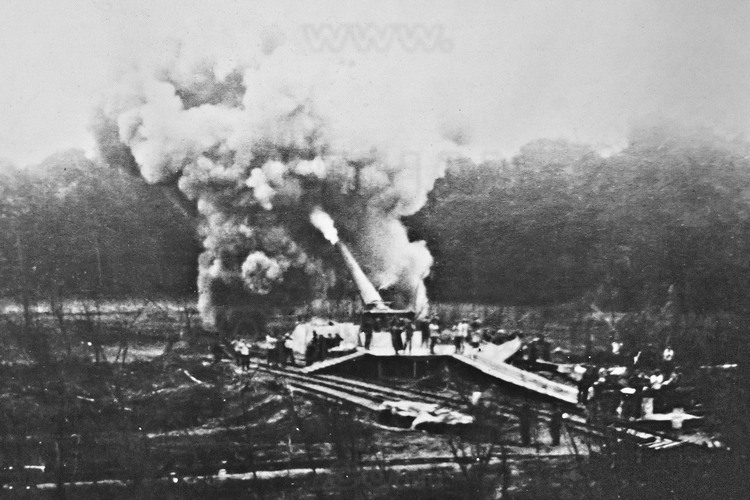 Bataille de Verdun : La batterie de Duzey, près du village éponyme, durant la Grande Guerre. Ces énormes infrastructures de béton furent aménagées au début de la guerre par les allemands. Situé dans le Bois de Warphémont, l’emplacement du Canon 