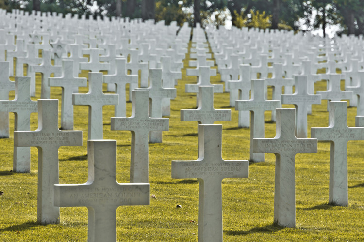 Combats en Argonne : Cimetière américain de Romagne sous Montfaucon. C'est la plus grande nécropole américaine d'Europe, avec ses tombes de 14246 soldats et 954 disparus, en croix latines (ou étoiles de David) de marbre blanc, dans un parc paysager de 52 hectares, aménagé sur les deux pentes d'un vallon (pour mémoire le cimetière américain de Colleville contient les tombes de 9.387 soldats et 1.557 disparus). La plupart des soldats inhumés ici sont tombés lors de l'offensive de Meuse-Argonne, qui débuta le 26 septembre 1918 (général Pershing). Cette opération poussa l'armée allemande à la défaite finale et à la signature de l'armistice du 11 novembre.
*** Local caption ***
Fighting in Argonne : American Cemetery of Romagne sous Montfaucon. It is the largest American cemetery in Europe, with its graves of 14,246 soldiers and 954 missing, in latin cross (or stars of David) of white marble, in a landscaped park of 52 hectares, situated on the two slopes of a valley (for the record, the American cemetery at Colleville contains the graves of 9,387 soldiers and 1,557 missing). Most of the soldiers buried here fell during the Meuse-Argonne offensive, which began September 26, 1918 (General Pershing). This pushed the German army in the final defeat and the signing of the Armistice of November 11. Left, the village of Romagne sous Montfaucon.