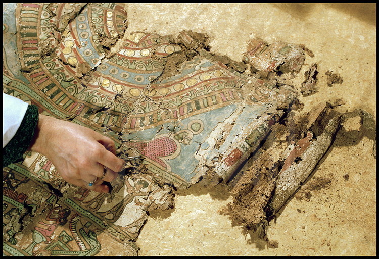 C'est dans une momie similaire, datée du Ier siècle après J.C., qu'a été découvert le papyrus paraphé par Cléopâtre. Provenant du bassin du Fayoum, elle est constituée en surface d'un cartonnage en lin et plâtre peint et à l'intérieur d'une structure en papyrus recyclés provenant des bâtiments administratifs des quartiers royaux d'Alexandrie à l'époque du règne de Cléopâtre. Mme Krutzch, restauratrice de papyrus, tente d'en extraire des fragments afin de recomposer un texte et d'en comprendre le sens.