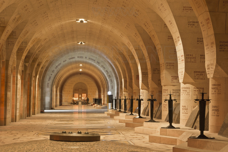 Battle of Verdun: Crypt of the national necropolis (one of the four with those of Notre Dame de Lorette, Dormans and Old Armand) and Douaumont ossuary, which collects the bones of about 130,000 soldiers french and German strangers gathered under the slab of a crypt 137 meters long. This is front of the ossuary that, on 22 September 1994, François Mitterrand and Helmut Kolh, hand in hand, strengthened the Franco-German friendship.