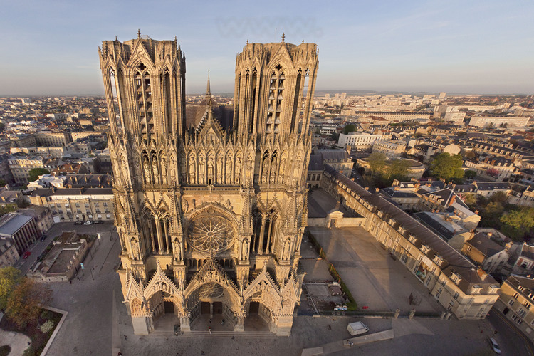 Battles of the Marne : Reims and its Cathedral. The city was 80% destroyed by German bombing. On 19 September 1914, a bombardment set fire to the structure of the cathedral : the fire melted the bells and weights of the windows, then burst the stone. Martirized by four years of war, the monument has been restored with contributions from generous donors, especially Americans.