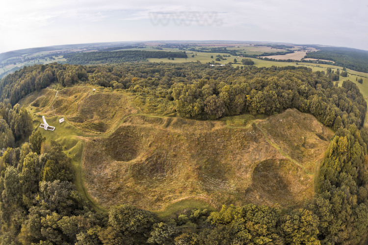 Fighting in Argonne : Butte of Vauquois. In place of the village of Vauquois, a lunar landscape riddled with huge deep craters 10 to 20 meters, separating the first French lines (bottom) of the German lines (top). Dominating the entire region east of the Argonne, Vauquois is considered by the staffs of the two camps as an outstanding observatory and a strategic bolt. Under the craters of the hill, about 17 km of wells, tunnels and branches, appointed by the French and German troops to house veterans and feed mine warfare, which reached its climax here: 519 explosions (199 German and 320 French ) there were identified. In the background, the Argonne Forest, whose forest formed a natural bulwark.