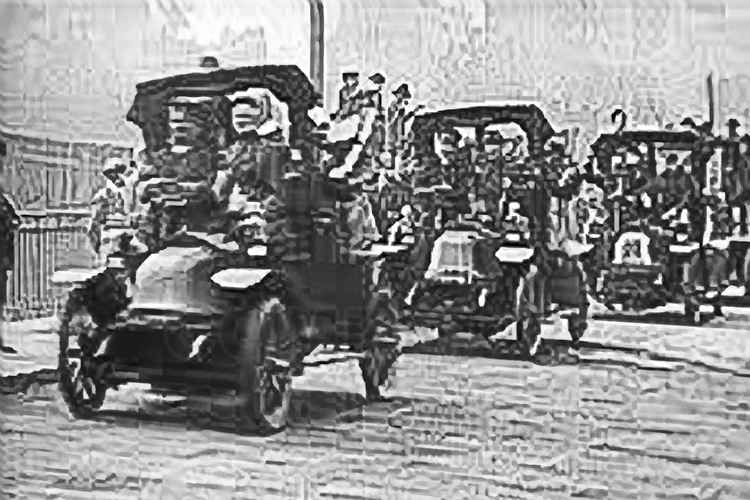 Battles of the Marne: Requisition of Parisian taxis to transport troops and supplies to the front during the First Battle of the Marne (1914). (This historic photo archive is not available for sale and only presented here to set the context).