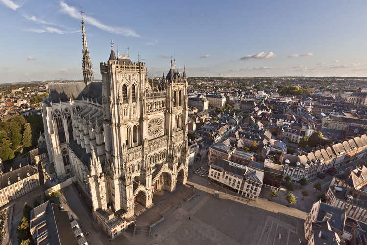 Bataille de la Somme : Amiens et sa cathédrale. Quasiment détruite durant la guerre, Amiens connait des moments tragiques avec les accueils des réfugiés en 1917, les bombardements en 1918, les évacuations de populations ainsi que de sévères restrictions. La cathédrale conservent de nombreuses œuvres liées au conflit, notamment celle du célèbre 