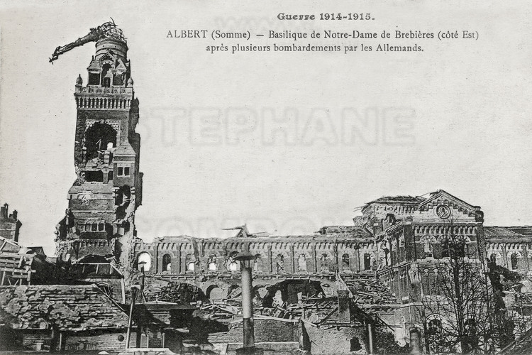 Bataille de la Somme : La ville d'Albert et la basilique Notre Dame des Brébieres pendant la guerre. Touchée le 15 janvier 1915 par plusieurs obus, la statue de 