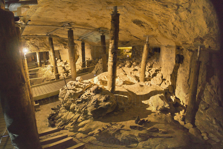 Le Chemin des Dames : La Caverne du Dragon. Très vaste, la caverne du Dragon pouvait contenir près d'un bataillon, ce qui en faisait une véritable caserne souterraine. En septembre 1914, cette 