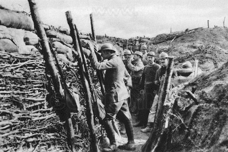 The Chemin des Dames: Trenches on the Plateau of California during the war. On April 16, 1917 at 6:00 am begins the great offensive commanded by General Nivelle, to end the endless trench warfare. Nearly a million people were gathered between Soissons (west) and Reims (east). Without an appropriate strategy, it has been a dismal failure for the French army, which cause the largest movement of mutinies of war and the resignation of Nivelle. (This historic photo archive is not available for sale and only presented here to set the context).