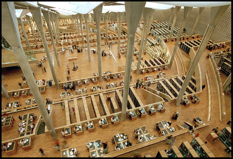 Vue générale des salles de lecture depuis le septième et ultime étage du bâtiment.