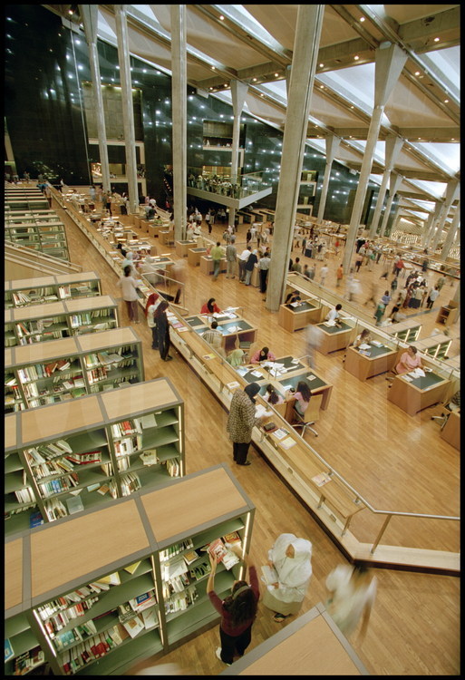 Vue générale des salles de lecture depuis le quatrième étage du bâtiment. Au premier plan, les rayonnages consacrés aux sciences sociales.