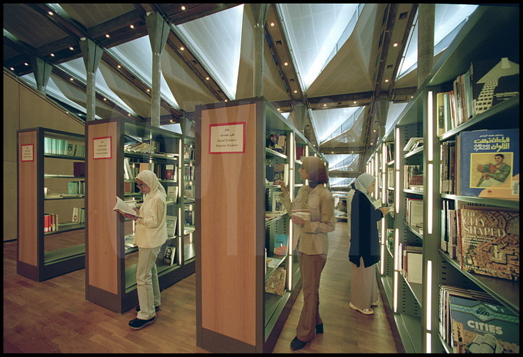 Lectrices alexandrines dans les rayonnages des salles de lecture.