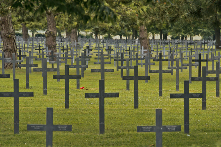 Batailles d'Artois : A Neuville Saint Vaast, le plus grand cimetière allemand de France, avec ses croix noires caractéristiques. Ceux qui reposent aujourd'hui dans ce cimetière sont morts au cours des violents combats en Artois, et sur les hauteurs de Lorette d'août 1914 à fin 1915, autour de la colline de Vimy à Pâques 1917 et à l'automne 1918, ainsi que dans la continuelle guerre de tranchées entre les grandes offensives. Il contient 44 833 sépultures de soldats allemands.
*** Local caption ***
Battle of Artois: At Neuville Saint Vaast, overview of the largest German cemetery of France, with its characteristic black crosses. Those who now rest in this cemetery died in the fierce fighting in Artois : in the heights of Lorette from August 1914 to late 1915, around the hill at Vimy, easter 1917 and fall 1918, and in the continual trench warfare between major offensives. It contains 44,833 graves of German soldiers.