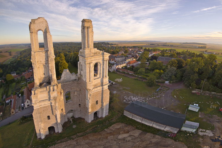 Battle of Artois: Remains of the abbey of Mont Saint Eloi, partially destroyed after the Revolution of 1789, then completely demolished during the 14-18 war. Used as observation towers by the allies, the towers of the old abbey were targeted by German artillery during most of the war, which explains their current appearance.