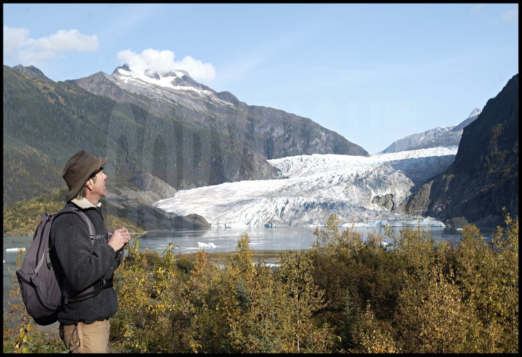 A la recherche de traces de l'ours bleu, Lynn Schooler explore le parc national de Glacier Bay, 50 km au nord de Juneau, capitale de l'Alaska.